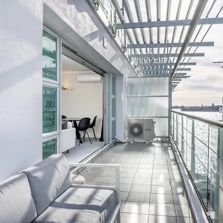 Beautiful Renovated 2 X Bdrm,Perfect Location公寓